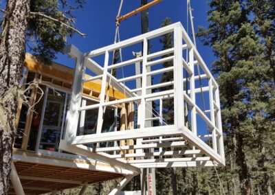 The dining room “steel and glass cube” was the last module to be set. This module was especially technical since the entire module cantilevers from the side of the wood structure.